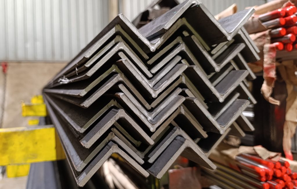 Stock angulo laminado S275 hierro